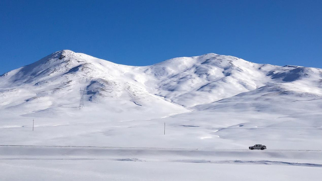 (不知何时下了大雪,大地披上了银装.山舞银蛇原驰蜡象)