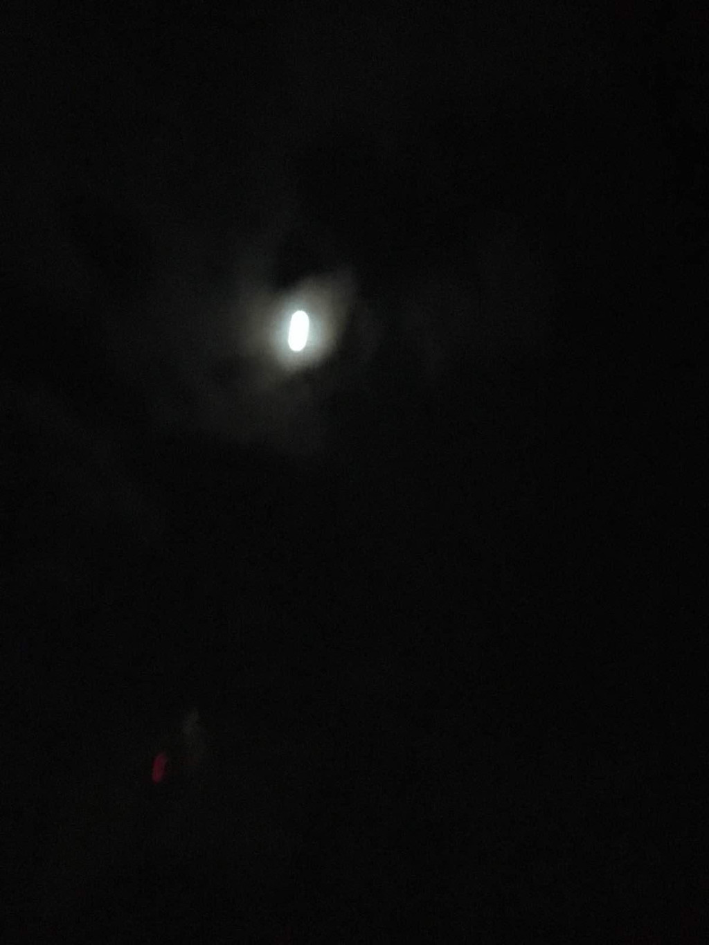 还在堵啊堵,从太阳落山到月亮升起,到漆黑一片看不见车外的群山.