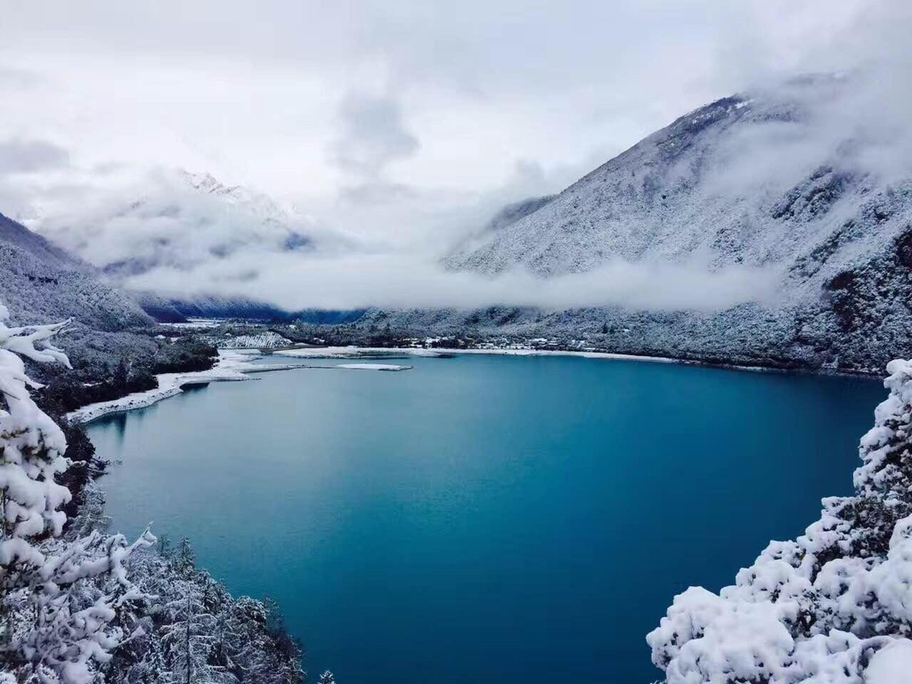 后面一期小伙伴拍摄的雪中巴松措