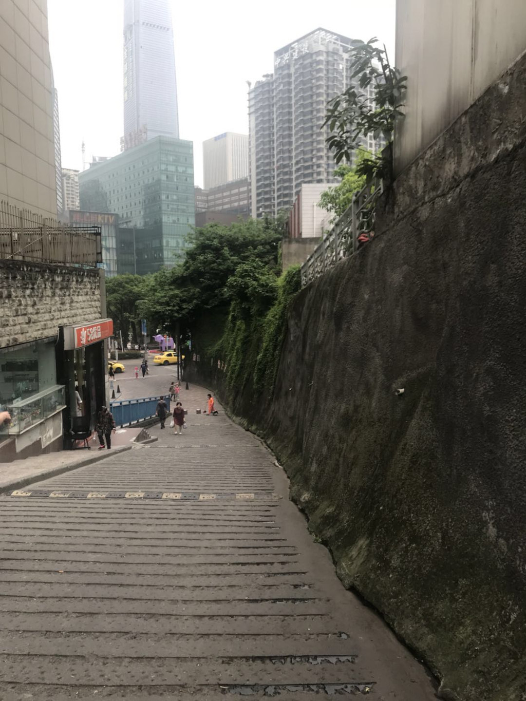 街道一角,随处可见的陡坡