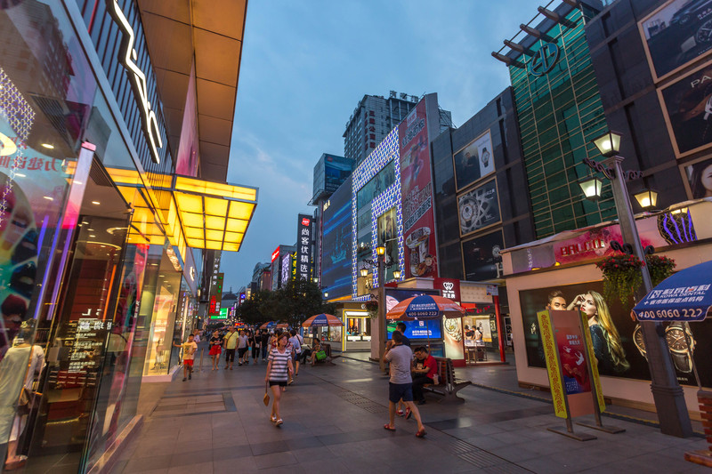 特地挑选了夜晚来到春熙路,欣赏春熙路的夜景.