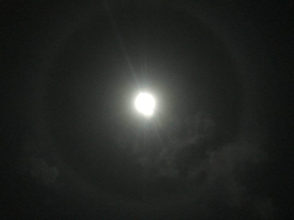 晚上月亮周围出现了一个巨大的光环