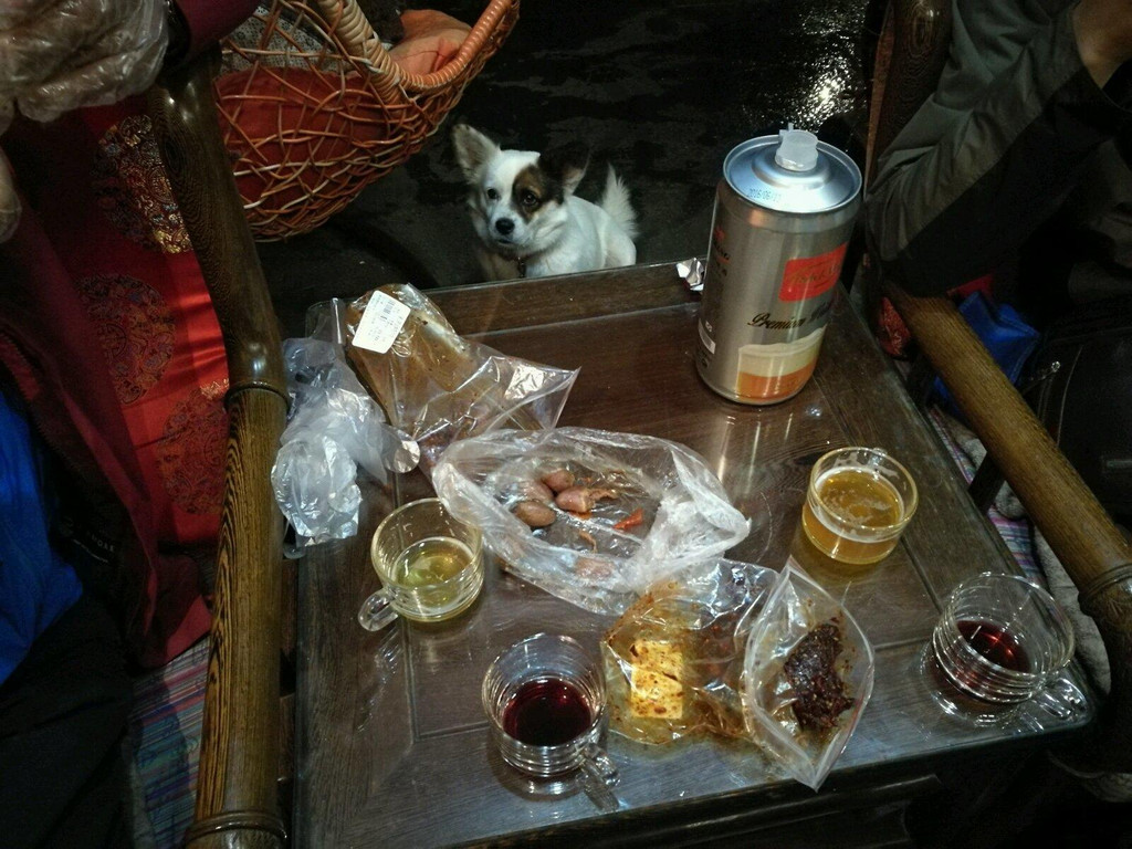 晚上又嗨皮了一下,有喝红酒的,有喝啤酒的,在客栈里又小酌一下啦!