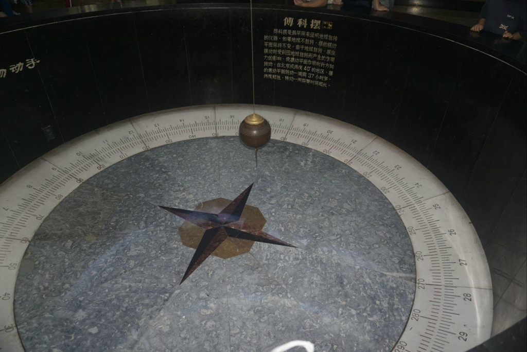 北京天文馆大厅里有一个巨大的傅科摆