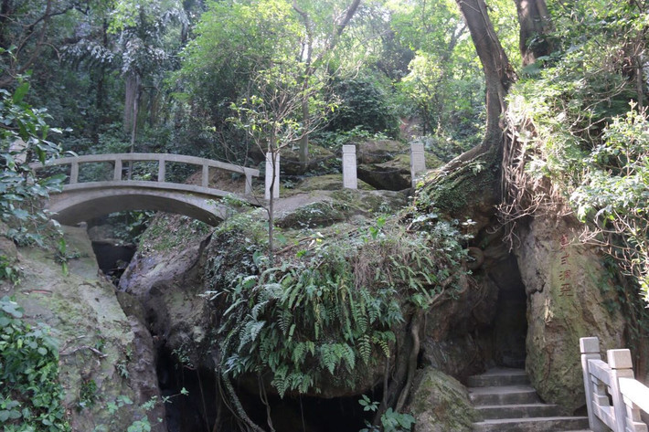 3,白云洞,位于西樵山麓西部,面积1.