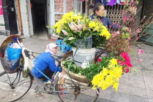 越南随处可见的卖花人. 越南的人都很爱花,热爱生活.