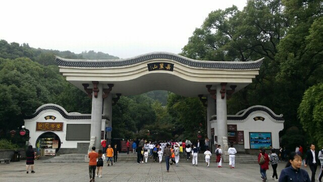 从酒店出发,跨过桔子洲大桥,十多分钟就到岳麓山公园东大门.