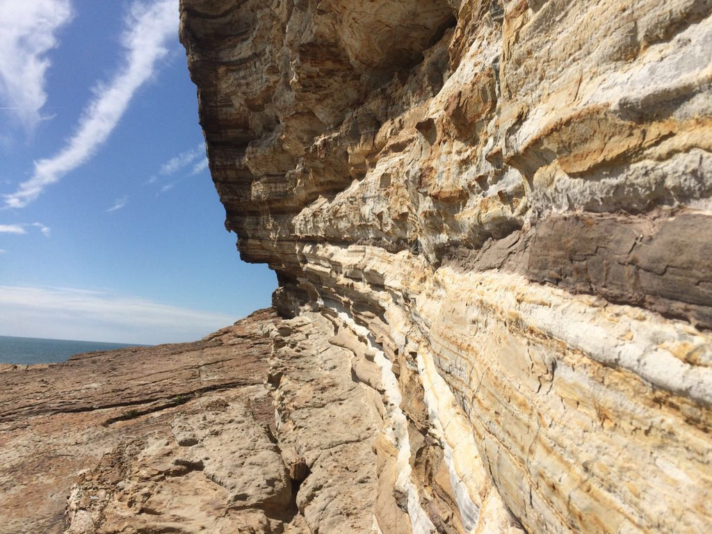 因岩石成分不同硬度不同,所以海蚀,风蚀程度不一