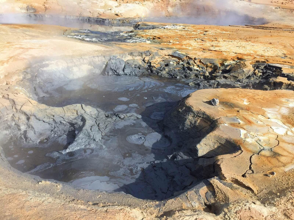 散落着各种各样的硫磺坑,热气腾腾的火山喷气孔以及翻滚冒泡的泥塘