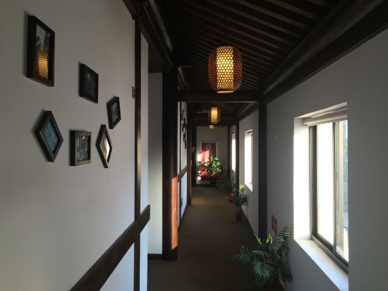 是金仙寺,左手边过桥,沿着盐仓村和双湖村步行两公里不到,可到达杜湖