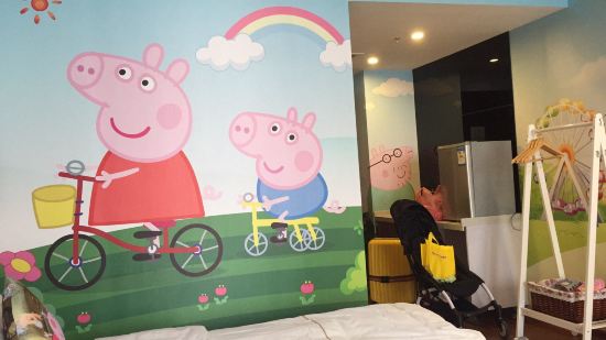 补充点评: 因为看评价说吵,所以先预定了两晚,第一晚体验完发现压根就听不见外面的声音,睡的也很舒服,头两晚定的是39层的奇幻森林三床房,孩子很喜欢,整体感觉还不错!要说不足的话,就是卫生间有些小~~~总体还是比较适合入住和亲子的!后来懒得折腾想续住,同样的房型涨价了,而且还没房了,于是换了冰雪奇缘的三床房,没有奇幻森林的有感觉!后来又换了各一晚王子双床房的小黄人和比尼熊,真是越住越差,后面的王子双床房其实太一般了,最后一晚的空调也不怎么制冷,半夜空调还有异响,害得我朋友都失眠了!服务态度还都行吧,旁边万达