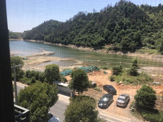 " style="color:#0066cc;cursor:pointer;">联系方式 千岛湖雨山前民宿位于千岛湖羡山半岛青童村49号,雨山前民宿是千岛湖首个以户外旅行为主题的中高端民宿,并提供千岛湖水上运动体验资源与服务,是集吃,住,玩于一体的创新型民宿。民宿位于千岛湖镇青童村万向路,临近千岛湖乡村俱乐部和千岛湖洲际度假酒店,自然环境清新优美,门前既是湖边,背靠幽静小山。客房的装修温馨舒适,有湖景房和园景房之选,民宿餐厅提供地道的千岛湖本地美食。雨山前民宿,既满足您不一样的千岛湖之旅,