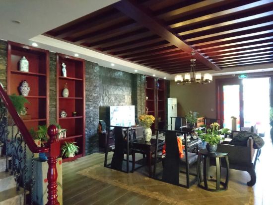 " style="color:#0066cc;cursor:pointer;">联系方式 南浔悦木堂别墅客栈为独栋别墅,位于南浔古镇景区象门街,临河而建。您静坐客厅便可隔窗凝望千年古镇的小桥、流水、人家。百米之遥,南浔著名的私家园林小莲庄;著名私家藏书楼嘉业堂藏书楼,江南第一民宅张石铭巨宅静候着。入夜,您可沿河漫步徜徉于水乡的通幽曲径,感受小镇夜之宁静;也可至几步之遥的BAR1899,享受激情的旋律;更可以舒适地待在悦木堂,在轻音乐,玫瑰香氛中阅读、品茗,亦或来一个鲜花SPA