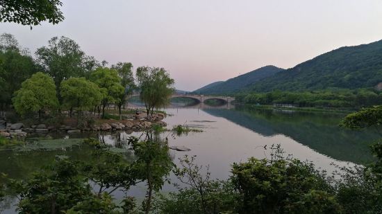 酒店在江南大学里,长广溪湿地公园附近,风景优美,适合安安静静的慢慢