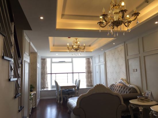 " style="color:#0066cc;cursor:pointer;">联系方式 万家海景度假公寓(青岛中南金石广场店)位于井冈山路,紧邻美丽的金沙滩。 客房定位于最优质的高档社区、公寓、别墅内,并引进国际上先进的分时度假、深度度假管理方式,使用五星管家式服务方式,将每一间客房独立运营,提高了业主收益、提升了顾客的住宿体验。 公寓旨在让旅行变的更加舒适化、自由化、品质化,客房产品实行差异化、优质化、多元化管理,以顾客优质住宿体验为主要经营目的,大力推行高品质特色度假