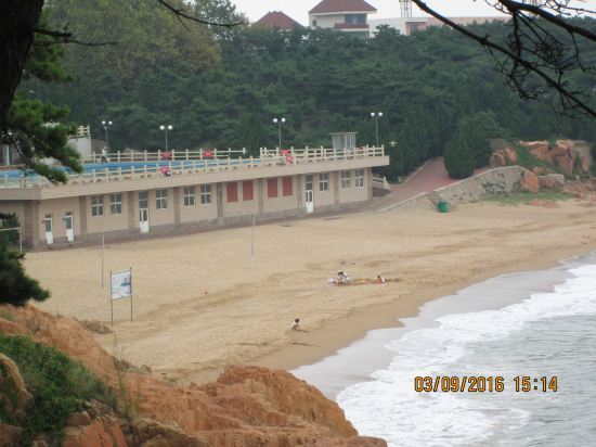 " style="color:#0066cc;cursor:pointer;">联系方式 石岛宾馆位于山东半岛最东端石岛湾畔,邻近海港路、石岛新港(通往韩国仁川港),抬头可见迷人海景,视野开阔。 石岛宾馆占地28万平方米,海域使用面积130万平方米,共有7幢接待楼,建筑面积66000万平方米。馆区三面环海,拥有天然的海湾和沙滩浴场,自然生态优势突出,具有浓郁的园林风格,带给您全新的享受。 宾馆拥有三百余间优质客房及豪华套房,并设有行政楼层和无烟楼层。房间内装修豪华大气,宽大的落地窗视