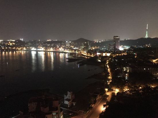 青岛东海大酒店位于青岛市中心八大关风景区内,三面环海,第一、第二海水浴场紧贴酒店左右,相邻咫尺,是全海景国际商务会议酒店。 青岛东海大酒店拥有可租可售的全海景高级套房,宽敞明亮、豪华典雅,观海听潮、间间朝阳,功能齐全、设施先进,是您办公居住的最好选择;全海景高级客房,每日可接待200多位中外宾客。被授予特一级店的东海鱼翅海鲜酒楼富丽堂皇,拥有风格各异的全海景宴会厅20间及220个零点餐位,为您提供鱼翅、鲍鱼、燕窝、海鲜、各类滋补汤、明档烧烤、精美点心等,用料考究,菜式别致,色、香、味、美俱全,闻