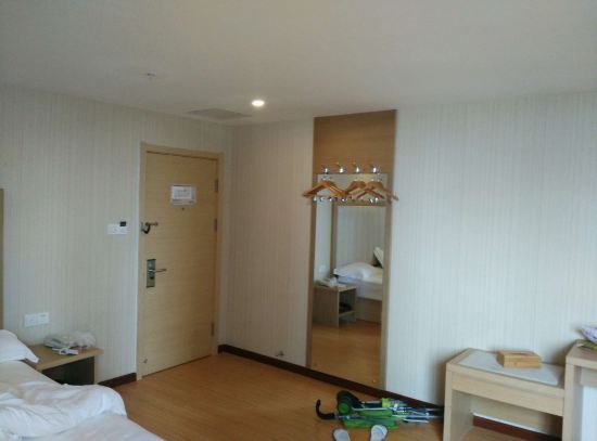 华住酒店集团 (NASDAQ:HTHT),是中国领先的多品牌酒店集团,在全国370多座城市,运营3,000多家酒店,并拥有近70,000多名员工。自2005年创立以来,华住始终以专业而高效的智能化管理系统,专注于为客户提供高品质和多元化的住宿和出行体验,成就美好生活。 自2014年,华住酒店集团与雅高酒店集团形成长期战略联盟,共同开辟在华酒店业务。目前,华住运营的酒店品牌已经覆盖所有市场,包含高端市场的美爵、VUE、禧玥,中端市场的诺富特、美居、漫心、全季、桔子水晶、桔子精选、CitiGO、星程、宜必思尚