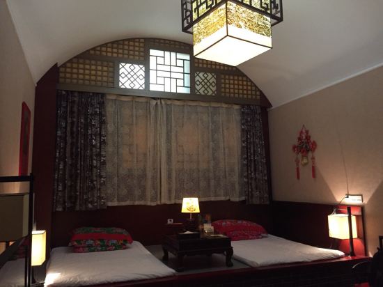 " style="color:#0066cc;cursor:pointer;">联系方式 西安大雁塔欧凯罗精品文化国际酒店位于大雁塔核心旅游文化中心,西依曲江不夜城,与陕西特色餐饮、购物广场、音乐厅、美术馆、电影院咫尺之遥,地理位置优越。 西安大雁塔欧凯罗精品文化国际酒店由国内著名室内空间设计师精心打造,房间整体风格典雅精致,均设有中央空调、数字电视接收系统、24小时热水等配套设施。
