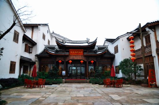 阿彩妈妈: 首先,客栈位于古街入口,景区服务中心旁边(古街超小)离御水温泉和南山竹海都很近,客栈有专车接送去温泉,晚上8:30之前。客栈门口就是南山竹海牌坊,停车场就在牌坊前,蛮大的,就在酒店门口。进入古色古香的客栈,前台登记好之后,有专门的导服人员(接待我们的叫潘璐,人如其名,蛮温柔的小姑娘)根据我们的情况,告知到前台说一声,有专车接送温泉,还解说了南山竹海的情况。了解完毕,我们俩妈俩娃就搞定了床铺,特意订的家庭房,两张床拼一起,睡起来很宽敞。然后就出发温泉啦~温泉门票是和酒店房间一起订的,儿童票1