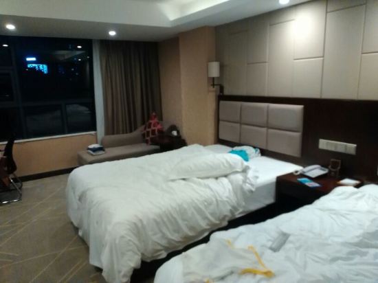 酒店回复: 尊敬的住客您好!感谢您入住金湾海景酒店并指出问题,根据您的反馈,我们已经查出是哪一位员工的失职,给您造成不便,非常非常的抱歉。是这样:此员工是一位正在试用期阶段的新员工,我们对每一位新员工都有严格的要求和考核的,这次由于我们的疏忽,监督不到位,没有及时发现其工作问题,给您造成了不便,还请您见谅,现此员工由于未通过试用期考核,已被我们辞退了。感谢您的及时反馈,发现问题我们一定会认真处理,今后我们也一定会加强对员工的培训,更严格的要求自己,我们期待您的检验,希望您下次来能给到您更好的入住体验,祝您