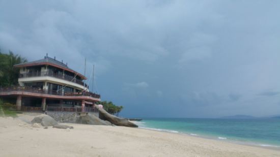 " style="color:#0066cc;cursor:pointer;">联系方式 分界洲岛海钓会所隶属于陵水环球旅业发展有限责任公司,坐落于美丽的热带岛屿-分界洲岛,国内首家5A级海岛型旅游景区,独特的地理位置,造就了分界洲岛迷人的热带气候及景观,被称为是浮在南海上的美丽遗世孤岛,海水洁净,提供潜水、海钓、海底潜艇观光、游艇、海豚表演、鲸鲨观光、住宿、餐饮、海岛婚礼等旅行服务。 分界洲岛被称为是心灵的分界岛、坠落红尘的天堂、一个可以发呆的地方。 小岛位于海