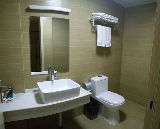 " style="color:#0066cc;cursor:pointer;">联系方式 Hhotel京苑智尚设计酒店(青岛香港中路店)位于青岛市市南区燕儿岛路19号(近闽江路),是青岛唯一一家全智能化设施酒店,首家引进乐视超级电视的酒店,并以其非凡设计在众多酒店中独树一帜,集艺术与奢华于一体,酒店吸引了崇尚设计、品味及优质生活的商务人士、创意人士,及社交名流。 这里,是青岛市最繁华的地段,且交通便利;这里,有最繁华的美食、酒吧、日韩料理一条街、麦凯乐、永旺购物中心等各大购物广场