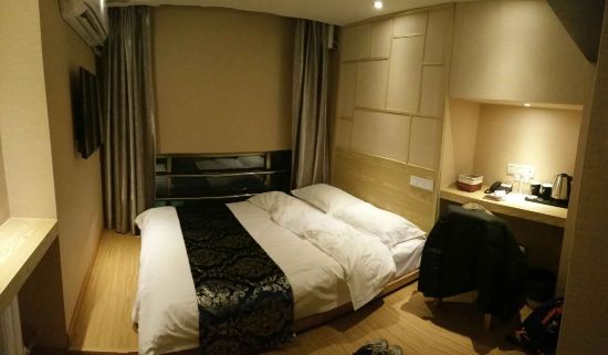 " style="color:#0066cc;cursor:pointer;">联系方式 Hhotel京苑智尚设计酒店(青岛香港中路店)位于青岛市市南区燕儿岛路19号(近闽江路),是青岛唯一一家全智能化设施酒店,首家引进乐视超级电视的酒店,并以其非凡设计在众多酒店中独树一帜,集艺术与奢华于一体,酒店吸引了崇尚设计、品味及优质生活的商务人士、创意人士,及社交名流。 这里,是青岛市最繁华的地段,且交通便利;这里,有最繁华的美食、酒吧、日韩料理一条街、麦凯乐、永旺购物中心等各大购物广场