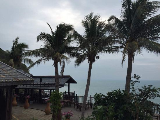 " style="color:#0066cc;cursor:pointer;">联系方式 分界洲岛海钓会所隶属于陵水环球旅业发展有限责任公司,坐落于美丽的热带岛屿-分界洲岛,国内首家5A级海岛型旅游景区,独特的地理位置,造就了分界洲岛迷人的热带气候及景观,被称为是浮在南海上的美丽遗世孤岛,海水洁净,提供潜水、海钓、海底潜艇观光、游艇、海豚表演、鲸鲨观光、住宿、餐饮、海岛婚礼等旅行服务。 分界洲岛被称为是心灵的分界岛、坠落红尘的天堂、一个可以发呆的地方。 小岛位