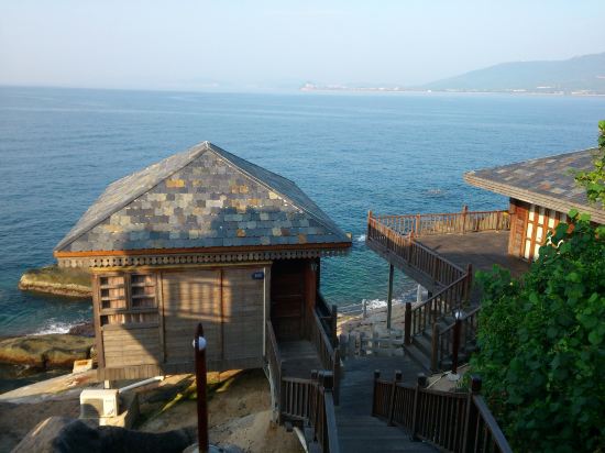 " style="color:#0066cc;cursor:pointer;">联系方式 分界洲岛海钓会所隶属于陵水环球旅业发展有限责任公司,坐落于美丽的热带岛屿-分界洲岛,国内首家5A级海岛型旅游景区,独特的地理位置,造就了分界洲岛迷人的热带气候及景观,被称为是浮在南海上的美丽遗世孤岛,海水洁净,提供潜水、海钓、海底潜艇观光、游艇、海豚表演、鲸鲨观光、住宿、餐饮、海岛婚礼等旅行服务。 分界洲岛被称为是心灵的分界岛、坠落红尘的天堂、一个可以发呆的地方。 小岛位