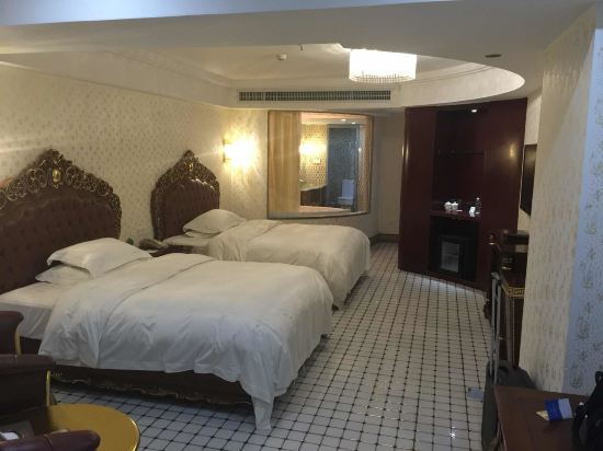 " style="color:#0066cc;cursor:pointer;">联系方式 海口九龙温泉度假酒店位于海口市南海大道21公里处,地处老城经济开发区,周边环境优越,出行便捷。 酒店按超白金星级标准建造,半山面海,以独特的视角结合中国与欧罗巴皇家宫殿风格建造。酒店设施齐全、功能先进,设有各类奢华的客房、黄金歌剧院、豪华歌舞厅等。 同时设有可容纳1380人用餐和开会的多功能宴会厅。夏天你可以在泳池畅游;冬天在温泉区享受泉水的滋润。