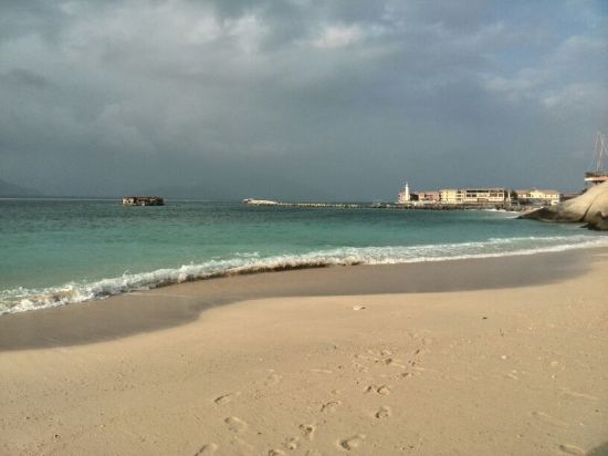 " style="color:#0066cc;cursor:pointer;">联系方式 分界洲岛海钓会所隶属于陵水环球旅业发展有限责任公司,坐落于美丽的热带岛屿-分界洲岛,国内首家5A级海岛型旅游景区,独特的地理位置,造就了分界洲岛迷人的热带气候及景观,被称为是浮在南海上的美丽遗世孤岛,海水洁净,提供潜水、海钓、海底潜艇观光、游艇、海豚表演、鲸鲨观光、住宿、餐饮、海岛婚礼等旅行服务。 分界洲岛被称为是心灵的分界岛、坠落红尘的天堂、一个可以发呆的地方。 小岛位于海