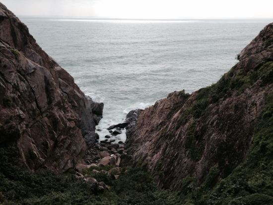 " style="color:#0066cc;cursor:pointer;">联系方式 分界洲岛海钓会所隶属于陵水环球旅业发展有限责任公司,坐落于美丽的热带岛屿-分界洲岛,国内首家5A级海岛型旅游景区,独特的地理位置,造就了分界洲岛迷人的热带气候及景观,被称为是浮在南海上的美丽遗世孤岛,海水洁净,提供潜水、海钓、海底潜艇观光、游艇、海豚表演、鲸鲨观光、住宿、餐饮、海岛婚礼等旅行服务。 分界洲岛被称为是心灵的分界岛、坠落红尘的天堂、一个可以发呆的地方。 小岛位