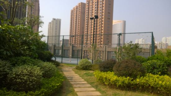 首先,入住这家酒店是我这么久以来体验最最烂的酒店;其次,酒店前台服务态度真他妈的差,没笑脸搞得欠他钱一样;第三,晚上办理入住后想买东西要走到金茂酒店,他妈的我还不如住金茂;第四,很晚回来本身就累,浴室水放了半小时都还是冷的;第五,酒店里面设施各种不齐全,我都无语了,乱泉水还收费,其他酒店都是赠送2瓶,你们还收费5块钱一瓶,你们真会做生意:第六,酒店的早餐,真的让我无力吐槽,比速八还差;第七、酒店网速烂的要死,第八,酒店的床跟速八快捷酒店一样的。来这里住宿是我这么多年以来最坑的一次住宿体验,差差差,以后我不