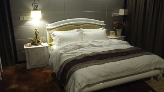 " style="color:#0066cc;cursor:pointer;">联系方式 温汤大酒店位于温汤镇中心位置,与温泉古井泉眼仅一墙之隔,并将世界独有的富硒温泉直接接入酒店客房,每个房间都设有独立泡池,让你足不出户便可享受浪漫、舒适、惬意、的温泉之旅。酒店采用了中式园林的装修设计风格,并精选尊贵、环保的红木、实木家具。红木、实木家具有助于人的身体健康,其散发的芬芳气味有以安神和降血压的功效,长期接触还能促进细胞再生,预防皱纹出现,让您越睡越年轻。酒店所有客房采用无油漆设计,