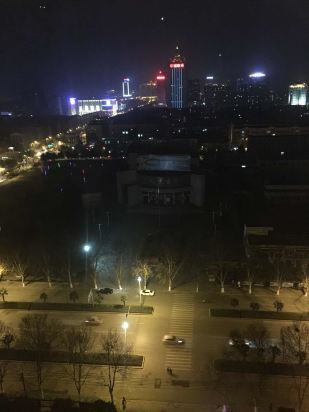 漯河酒店最大的停车场,可容纳300个车位,酒店北门有通往新郑机场大巴