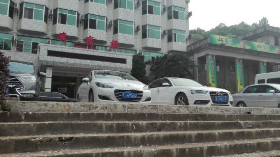" style="color:#0066cc;cursor:pointer;">联系方式 英山宾馆地处英山县最繁华的鸡鸣路与莲花路交汇的金三角地带,背靠毕升国家森林公园。 宾馆总面积28000平方米,建有贵宾楼、半山楼以及英山宾馆美食城。这里拥有温馨舒适的中高档客房百余套(间),其中别墅楼高档客房十余套(间)。 宾馆风格各异的中西餐厅、宴会厅18个,大小会议室12个,并设有KTV、舞厅、娱乐城、室内温泉游泳馆、乒乓球室、棋牌室、休闲茶楼及大堂吧、商务中心、商场、大别山