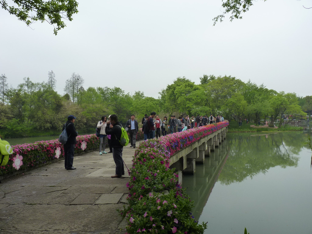 整个西溪湿地有三条堤:寿堤,福堤,绿堤,寿堤,福堤呈南北向纵贯湿地,而