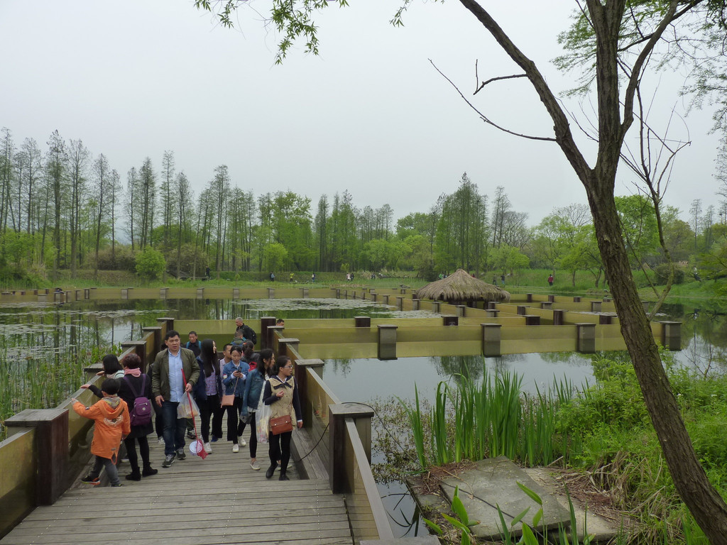 整个西溪湿地有三条堤:寿堤,福堤,绿堤,寿堤,福堤呈南北向纵贯湿地,而