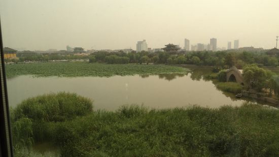 " style="color:#0066cc;cursor:pointer;">联系方式 沛县汉源宾馆坐落于素有千古龙飞地,帝王将相乡的徐州沛县中心城区,是一家具有浓郁汉文化特色的豪华园林式宾馆。宾馆占地83亩,拥有各类中、高档客房,中西各式高雅包厢,可容纳500人同时用餐的大宴会厅;以及拥有可同时容纳800人会议的大会议厅,各种不同类型的大小会议室,将给您提供全方位的会议接待,同时宾馆拥有完善的健身、康乐设施。宾客光临,将亲身体会到东方古典神韵和倍感真诚的尊贵体验。