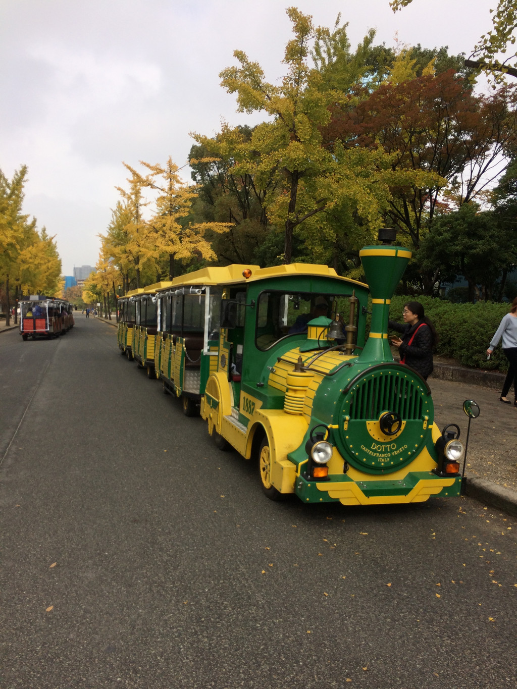 我们从大阪城公园坐这种观光小火车