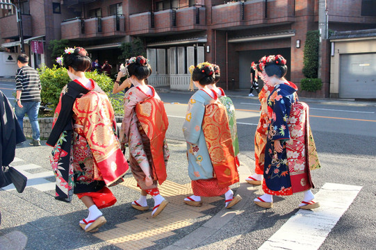 品尝了京都美食,欣赏了京都樱花,体验了日本和服,貌似还缺失一项体验