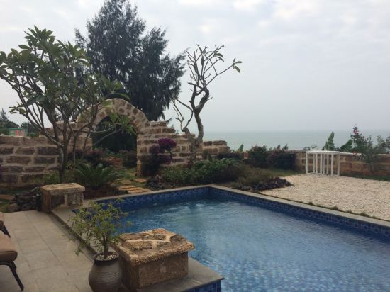 这家民宿属于涠洲岛高大上的,在滴水村,装修考究,面朝大海,离滴水丹屏