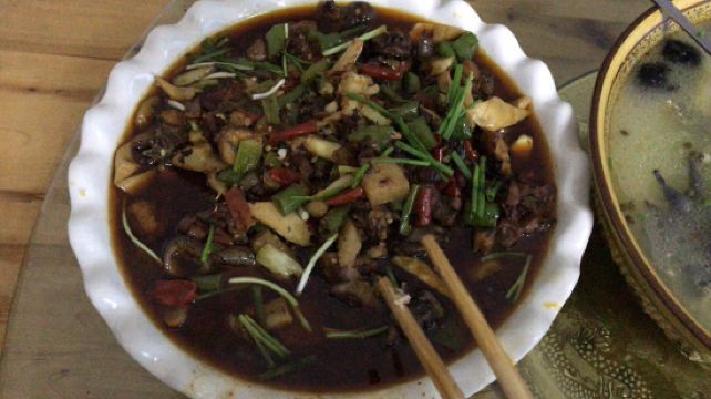 霞光坪农家乐地处观云台附近,交通便利,看百龟拜寿比在观云台视野更好