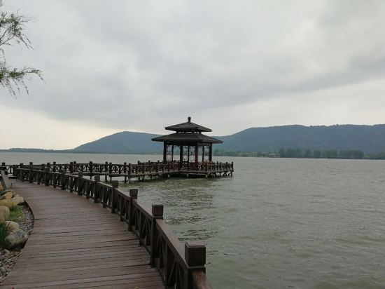 尚湖风景区绝对一流稀缺的景观所在地,酒店占据了这么好的观赏尚湖的