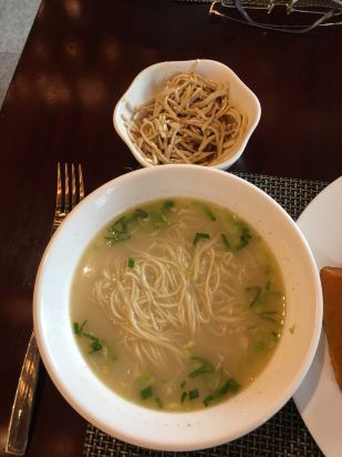 餐廳的服務員更是服務周到,端魚湯麵,魚湯餛飩和咖啡,吃完了問吃的好