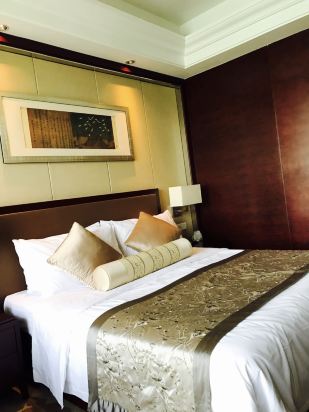 荷香苑酒店的地理位置非常优越,处于尚湖度假区最美的一段,环境优美