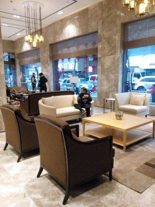 怎么订酒店会比较便宜 CghzgFTK5MaAWydEAA2mhcHWzHs492_W_550_412.jpg