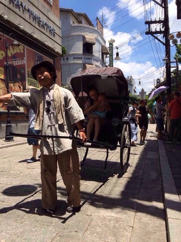            坐黄包车出去景点门口