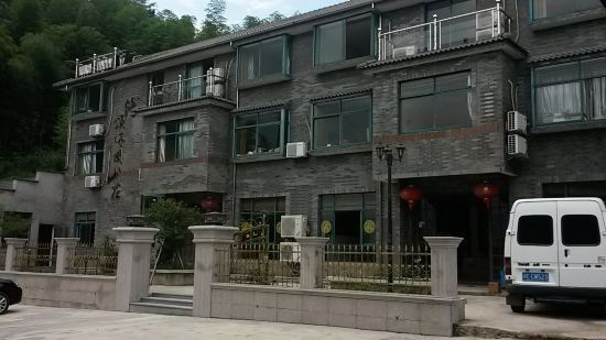 首先面積沒有上面寫的那么大 不會超過15平米。我們的房間是陰面的,沒啥景。陽面是臨街的,不知道會不會吵,風景也一般。房間衛生還過得去吧,畢竟已經是做大的農家樂,隔壁的另外一家生意就沒那么好。洗手間也有基本的洗漱用品。上面寫的是熱水只到11點多,不過12點以及早上水都還是溫溫的。